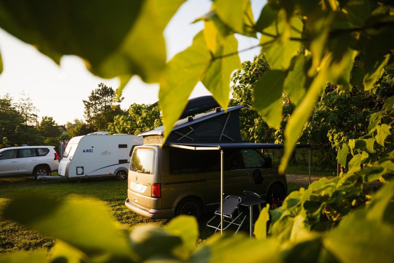 Camping @ Nogometni Golf Ljubljana Hotel Bagian luar foto